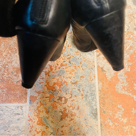 🎁Victorian Style Miz Mooz Leather Ankle Booties with Decorative Buttons! - Picture 15 of 16